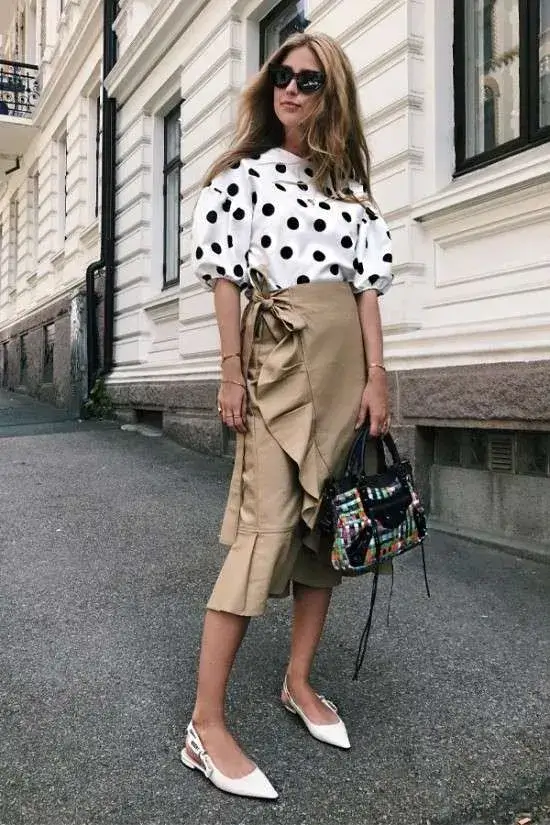 Blusa Moderna de Poá Branca com Bolas Pretas