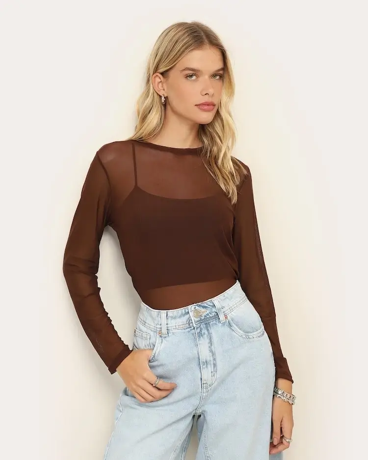 Blusa marrom de manga transparente
