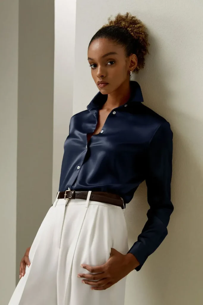 Chemise Azul Marinho com Calça Clara e Cinto