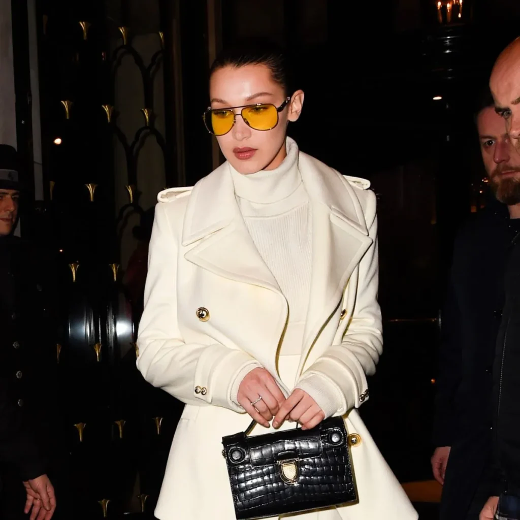 Look todo Branco com Óculos de Lentes Amarelas