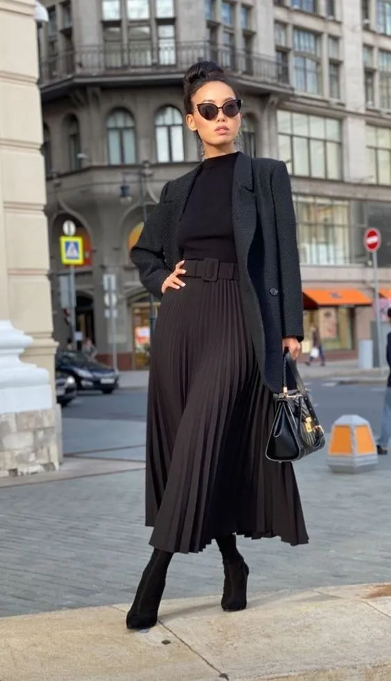 Saia Plissada Preta com Cinto e Blazer