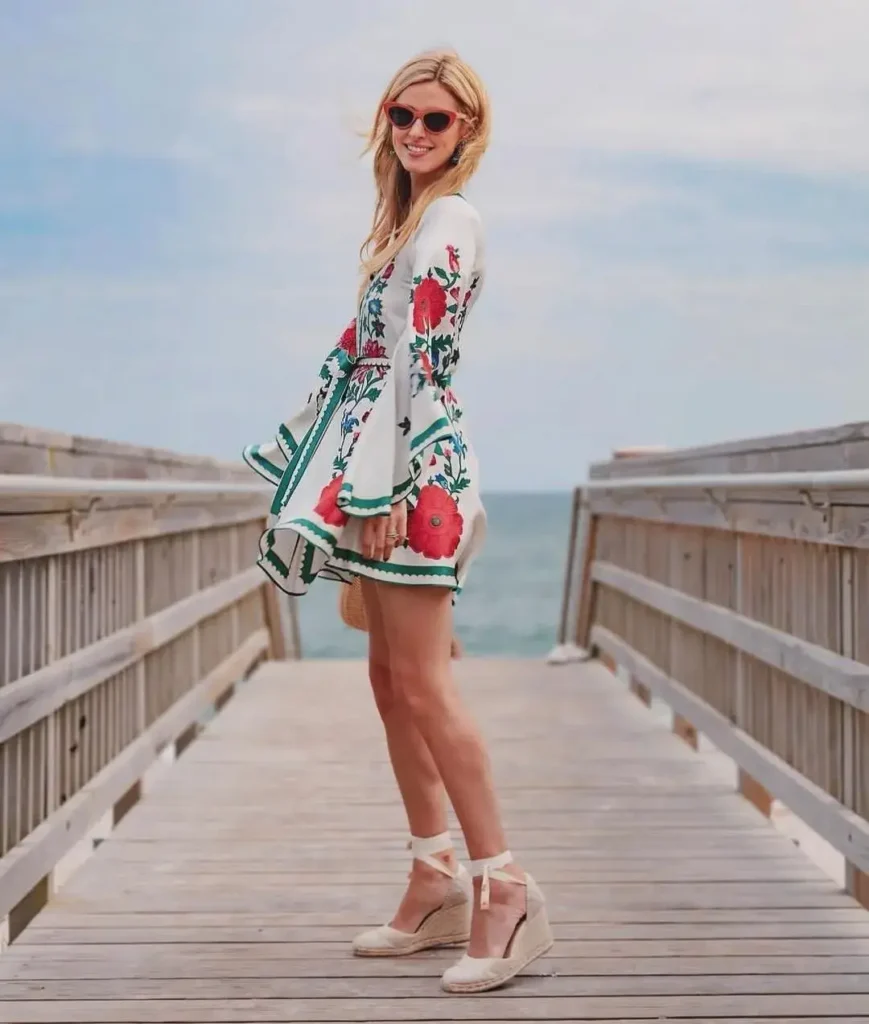 Vestido Colorido com Sandália Anabela Neutra