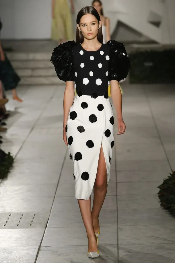 Vestido Póa Preto e Branco com Bolas Grandes e Mangas Bufantes