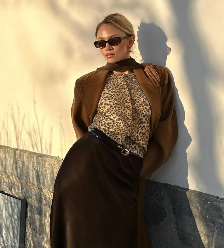 Blusa de Onça com Saia e Sobretudo Marrons