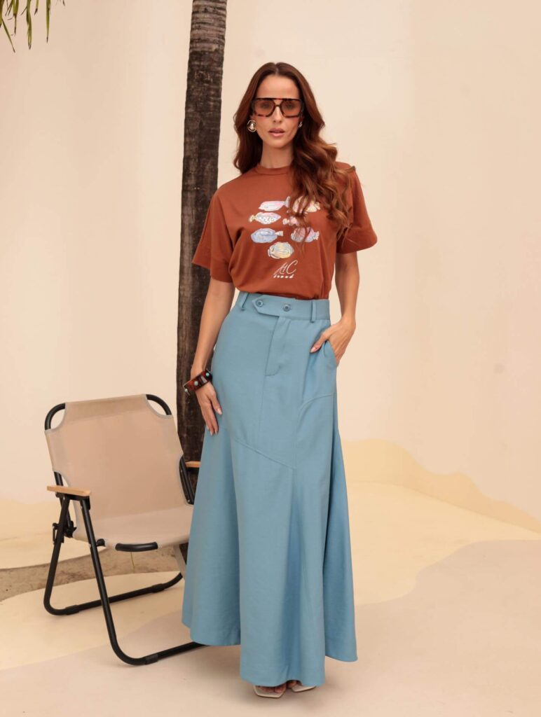 Blusa marrom com saia grande azul