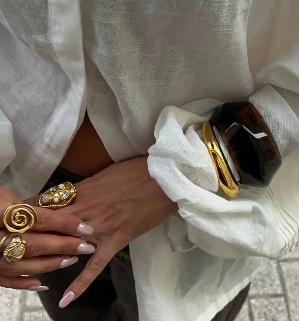 Braceletes na Manga da Camisa