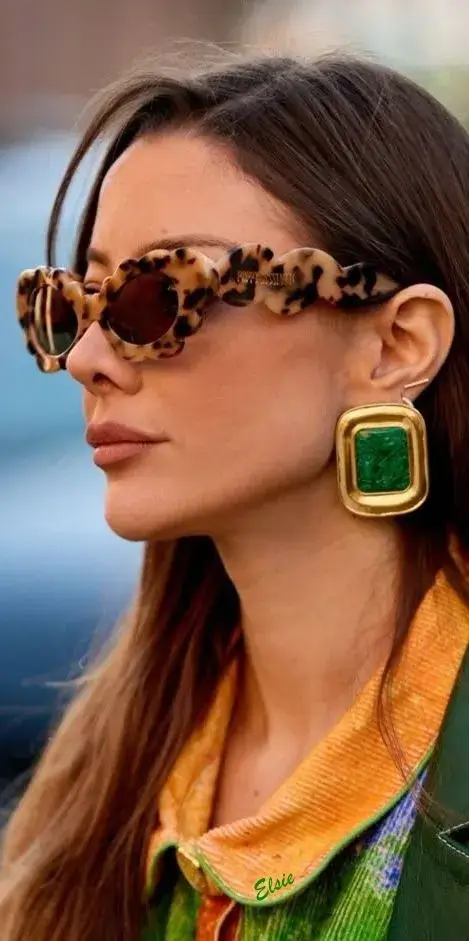 Brinco Quadrado Dourado e Pedra Verde