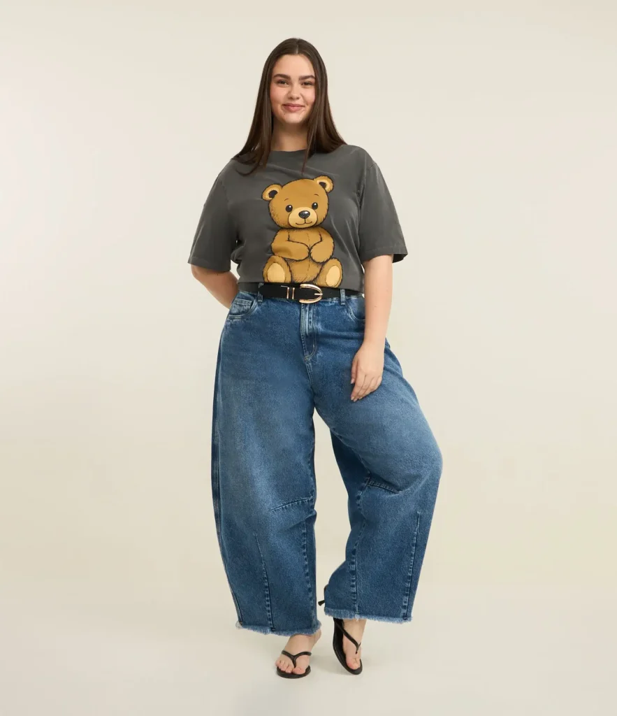 Calça Jeans Barrel com Barra Desfiada e Camiseta