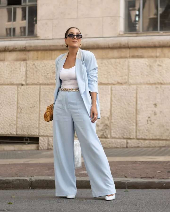 Camila Gaio - Look Camisa Básica Branca com Blazer Blue Ice