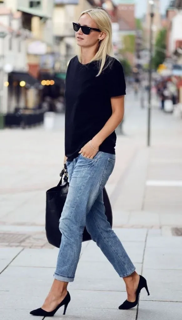 Camisa Básica Preta Curinga com Jeans