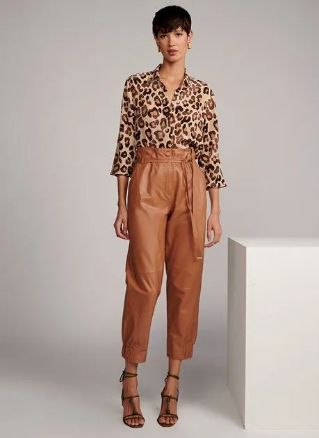 Camisa de Onça com Calça Lisa Marrom