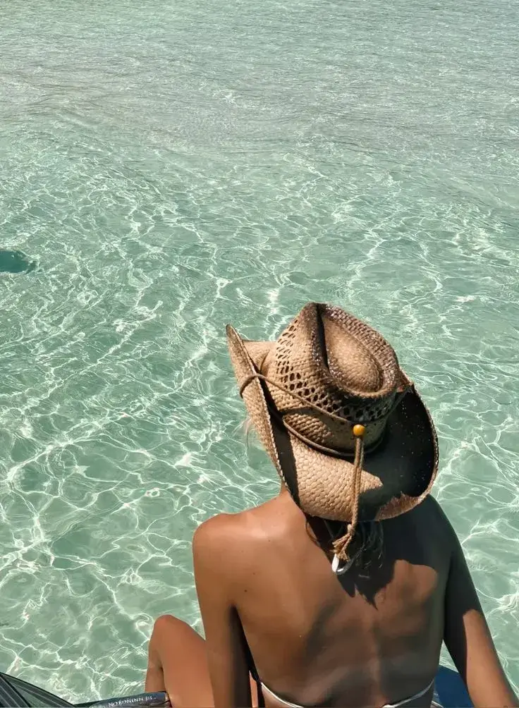 Chapéu Cowboy de Palha na Praia