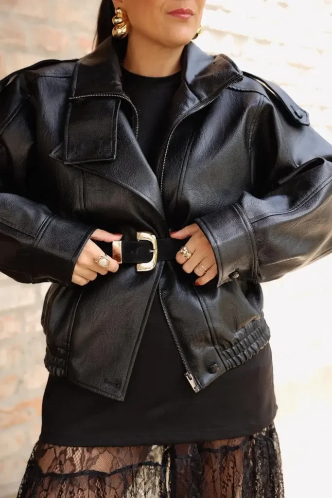 Cinto Metal por cima da Jaqueta Camila Gaio