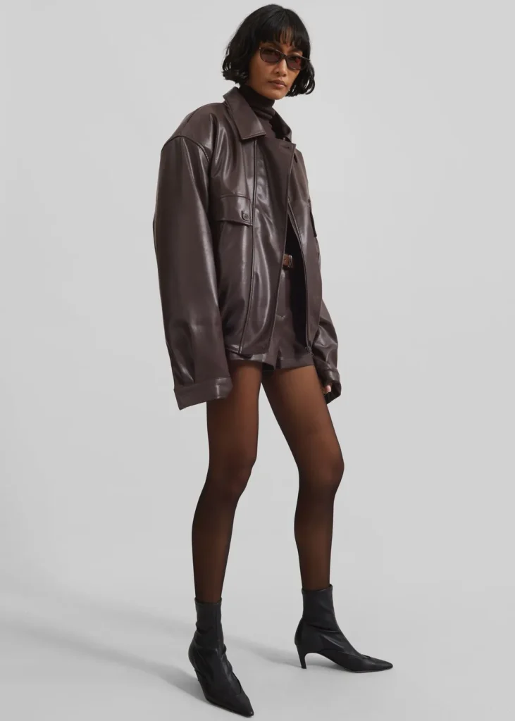 Jaqueta Couro oversized marrom + meia-calça marrom fio 15