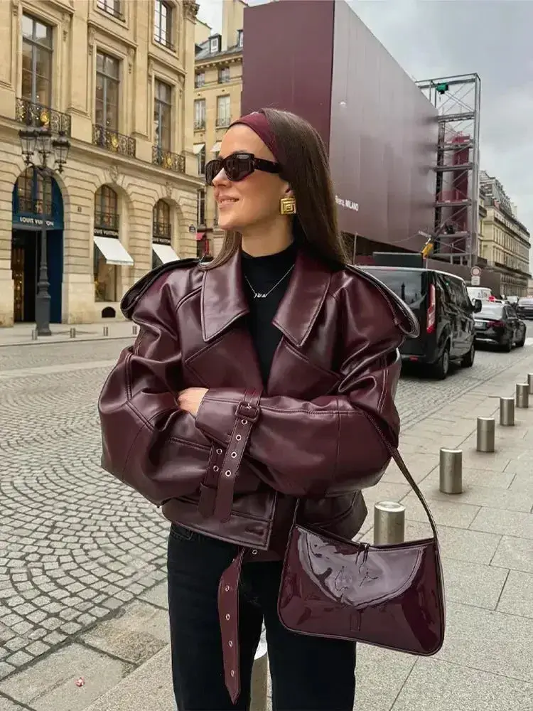 Jaqueta oversized burgundy Couro com Acessórios Monocromáticos