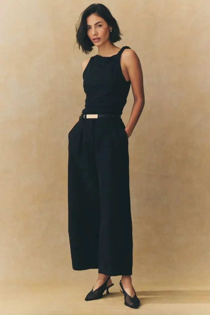 Regata Preta com Calça Barrel Preta e Scarpin Preto