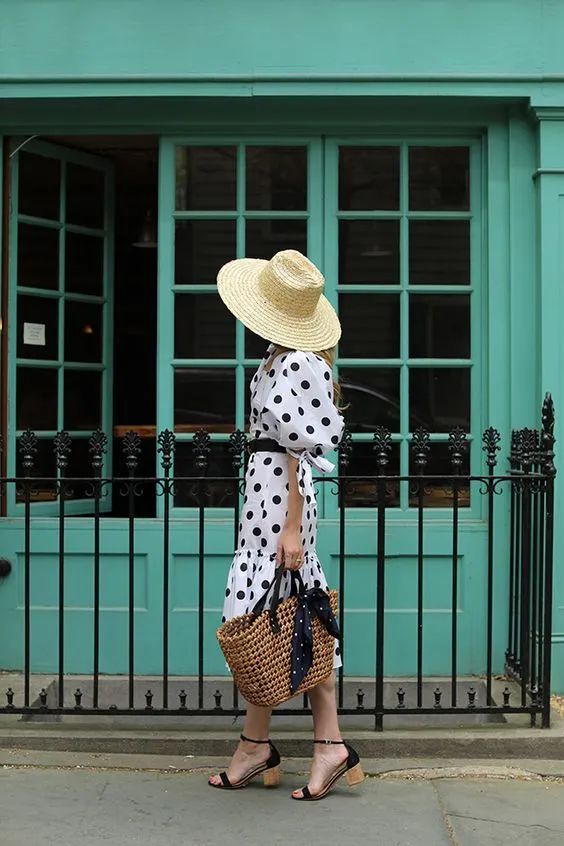 Vestido Poá Branco com Acessórios de Palha e Lenço
