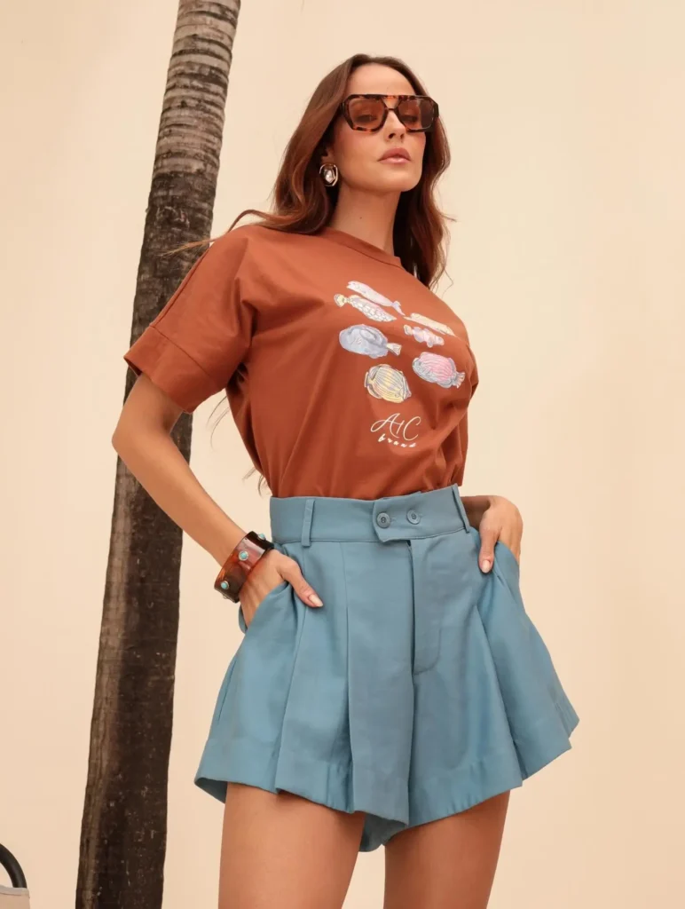 blusa marrom com saia azul