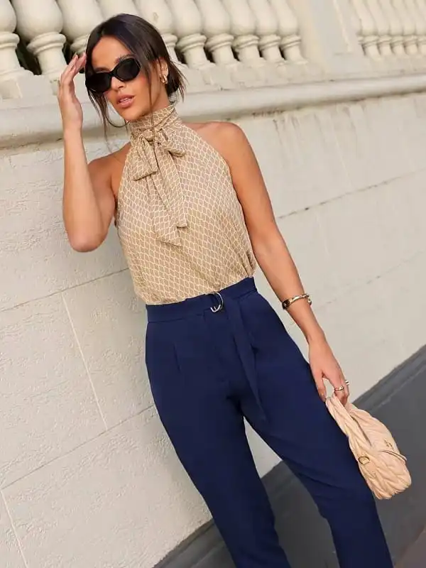 calça alfaiataria com blusa estampada com-laco-na-gola