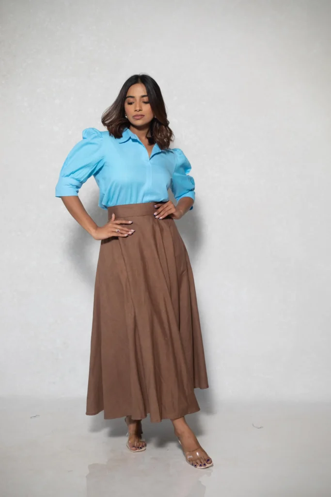saia marrom com blusa azul
