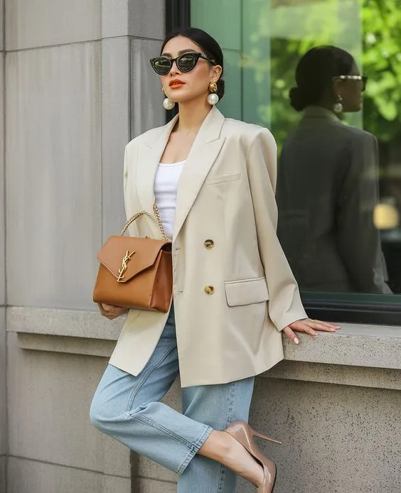 Blazer Claro Stylish com Calçaa Jeans e Salto