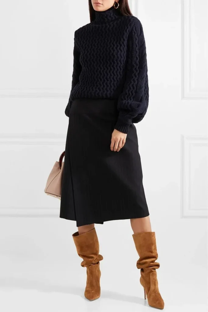 Bota Slouchy Média Marrom com Saia Midi Preta