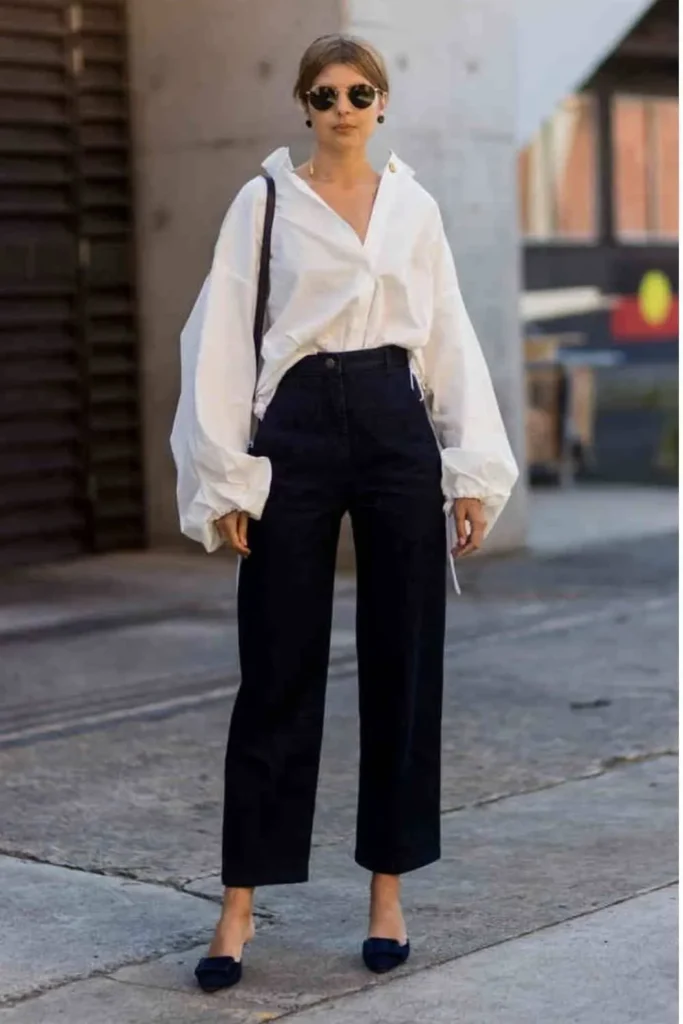 Camisa de Botão Branca com Mangas Frente Por Dentro da Calça Jeans
