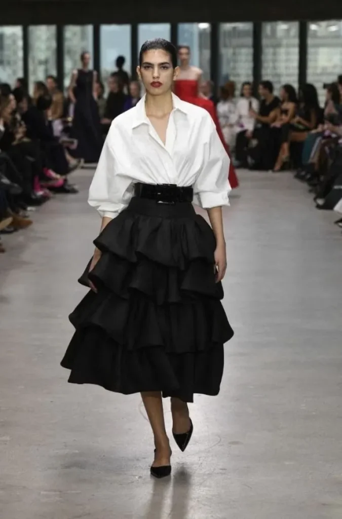 Camisa de Botão Branca com Saia - Desfile Outono-Inverno Carolina Herrera 2026