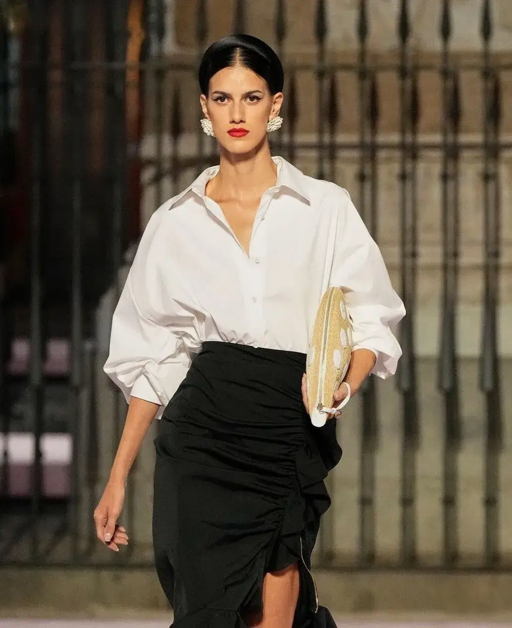 Camisa de Botão Branca com Saia - Desfile Primavera-Verão Carolina Herrera 2026