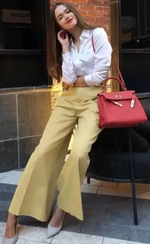 Camisa de Seda Branca com Calça Amarela