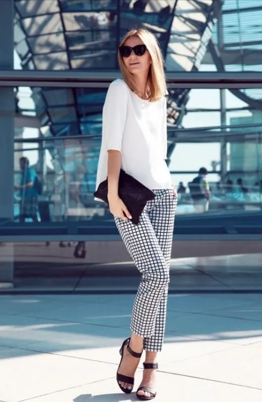 Camiseta Branca Básica com Calça Listrada