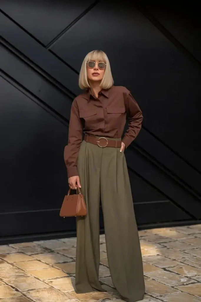 Cinto Marrom Combinando com Camisa e Bolsa Marrons