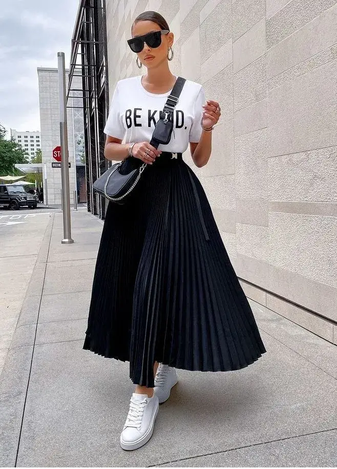 Saia Plissada com Tênis Branco