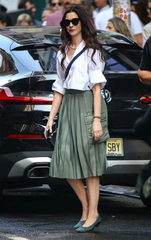 Anne Chegando no SET Camisa de Manga Branca e Saia