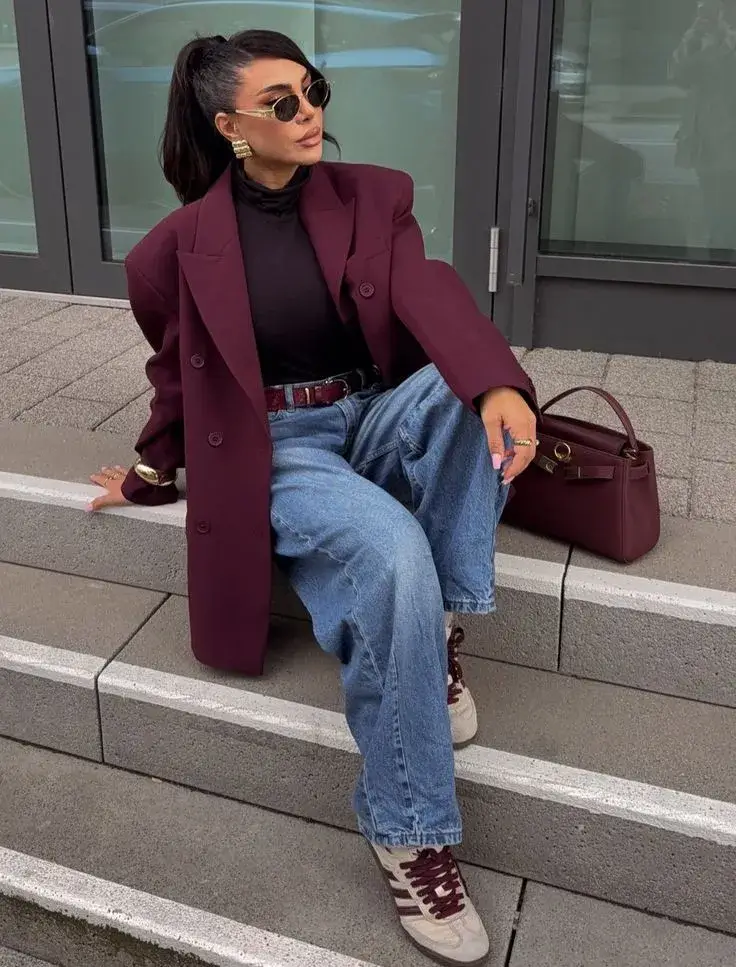 Blazer e Camisa Ameixa Negra com Jeans Azul