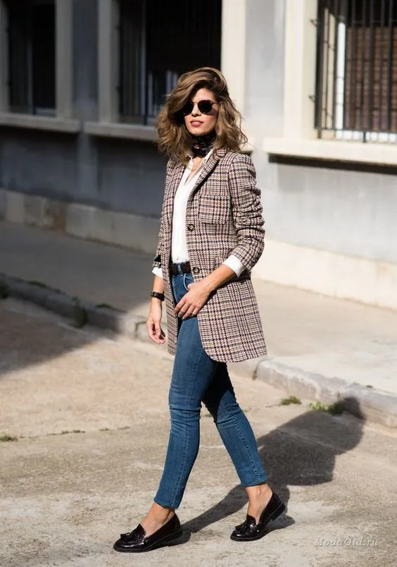 Jaqueta tweed com camisa branca e Calça Jeans