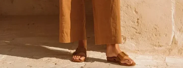 Rasteira com calça e camisa de botão