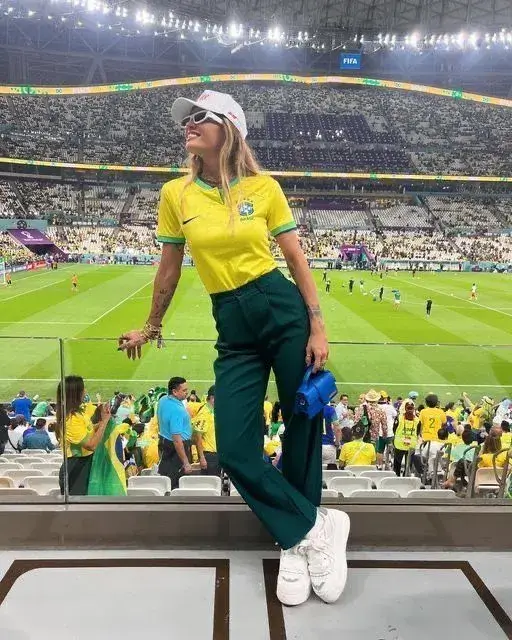 Camisa da Seleção, Calça Alfaiataria Verde com Tênis