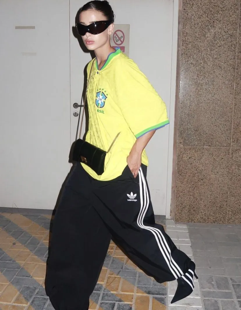 Camisa da Seleção com Ocúlos Oversized Calça Esportiva, Salto e Bolsa Discreta