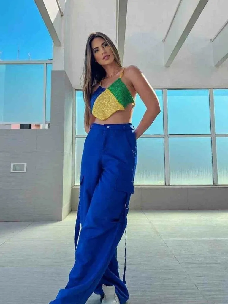 Look Cores do Brasil - Calça Azul e Top com Tênis