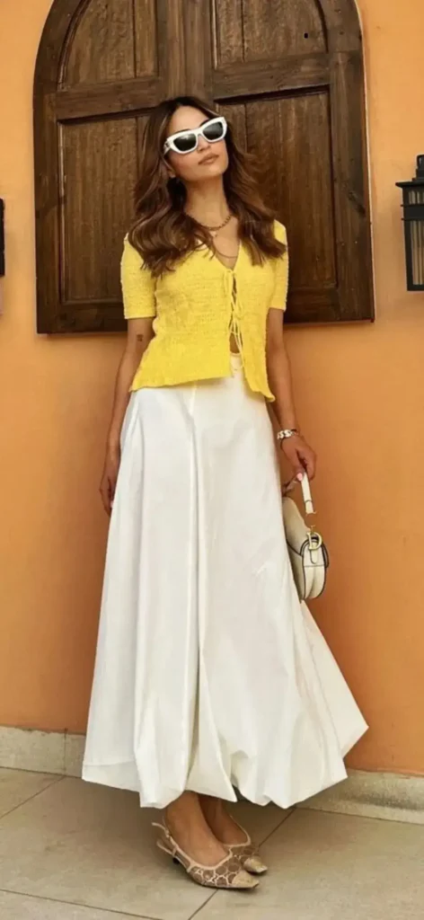 Saia Branca com Camisa Amarela