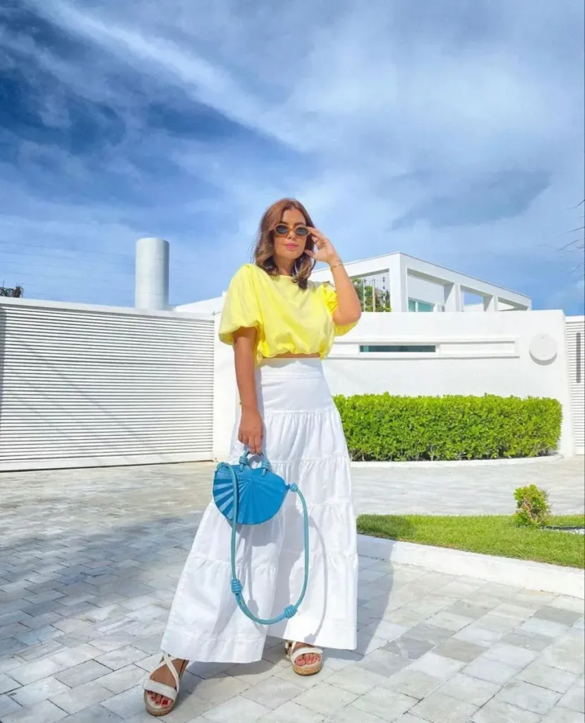 Saia Branca com Camisa Amarela e Bolsa Azul