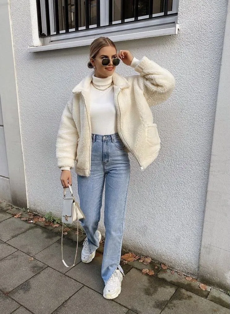 Tedy Coat Bege com Jeans e Tênis