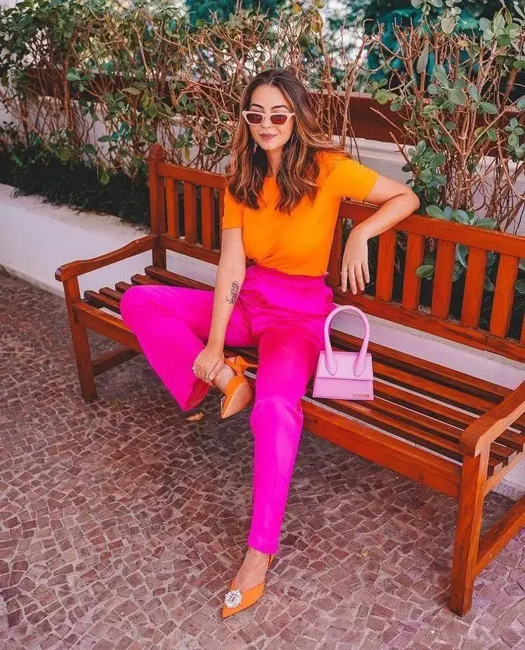 Calça Rosa Vibrante com Camisa Laranja