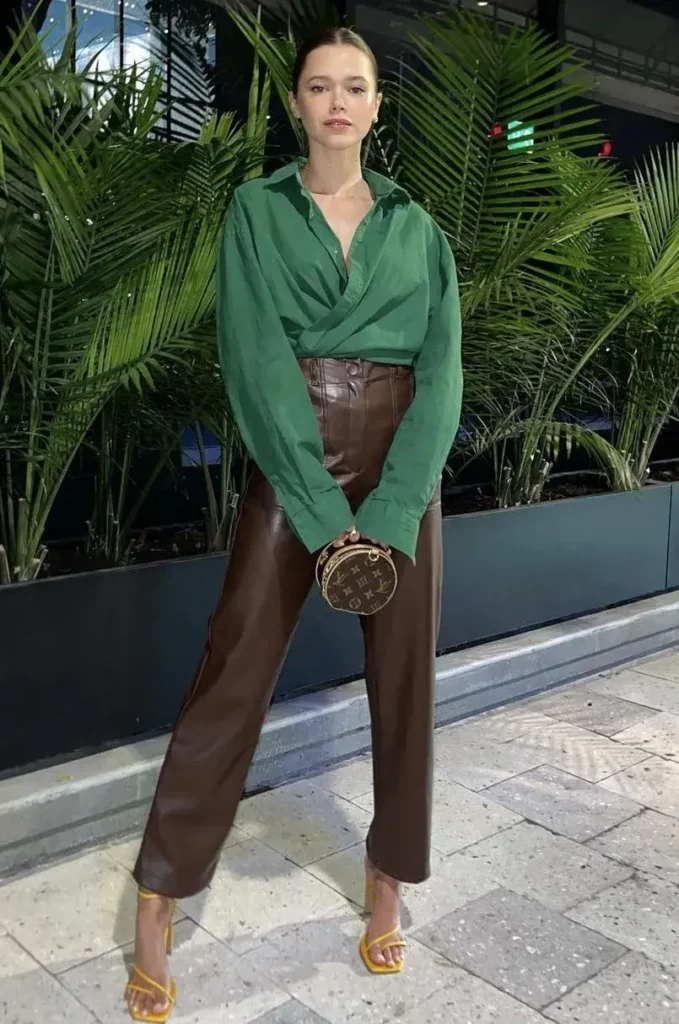 Camisa Verde Esmeralda com Calça Marrom Chocolate