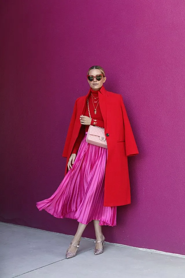 Saia Rosa Vibrante com Sobretudo Vermelho