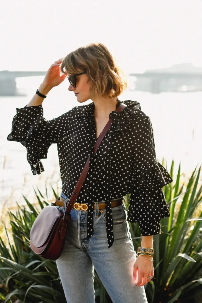 Camisa Delicada de Poá Preta com Calça Jeans e Acessórios