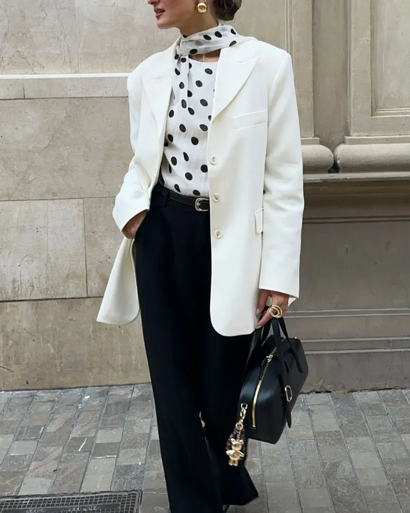 Camisa Poá Branca com Calça Alfaiataria Preta Blazer Branco e Scarf Poá