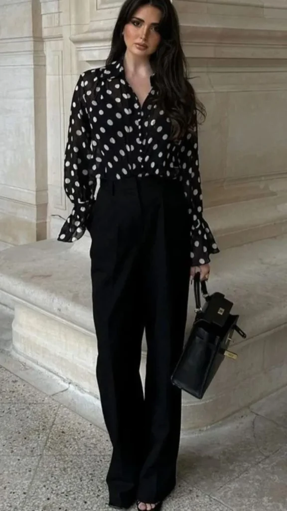 Camisa de Poá Preta com Bolinhas Brancas e Calça Preta Alfaiataria