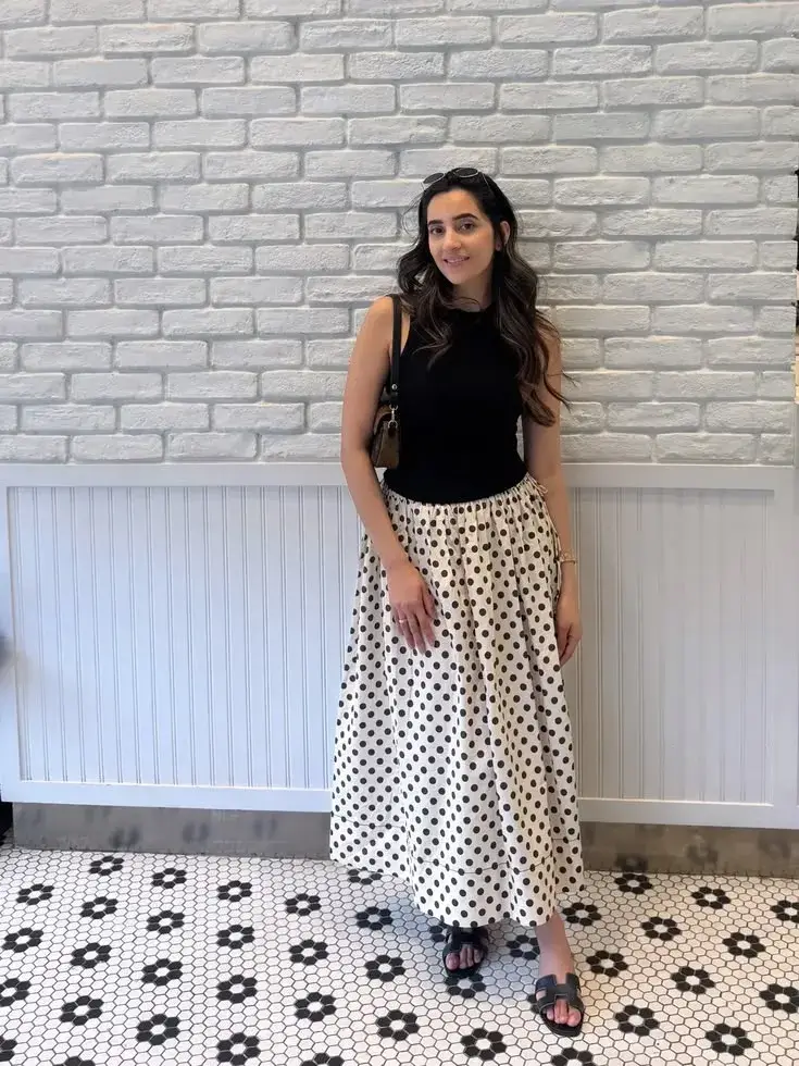Saia Midi de Poá Branca com Camiseta Preta